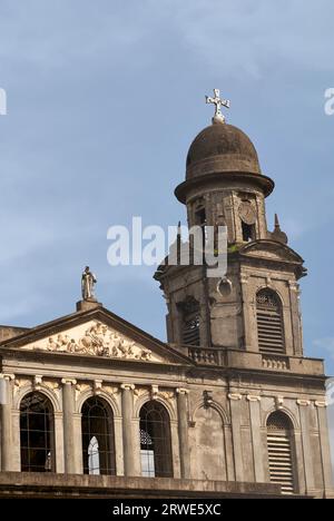 Turm und Fassade der Catedral Vieja oder Kathedrale von Santiago in Managua, Nicaragua, Mittelamerika Stockfoto