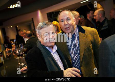 Tony Blackburn mit Andy Peebles bei der Capital Gold 25th Anniversary Party, London Hippodrome, London, Großbritannien - 12. November 2013 Stockfoto