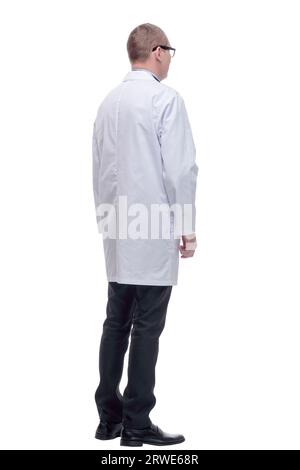 Hübscher junger Arzt mit Brille und gekreuzten Armen auf Weiß Hintergrund Stockfoto