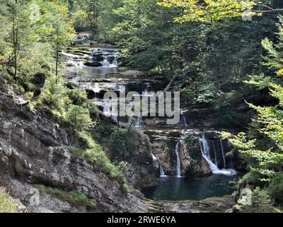 Der Fischbach mit Wasserfällen, Gebirgsbach bei Heutal in Unken, Langzeitbelichtung, Salzburger Land, Österreich Stockfoto