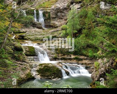 Der Fischbach mit Wasserfällen, Gebirgsbach bei Heutal in Unken, Langzeitbelichtung, Salzburger Land, Österreich Stockfoto