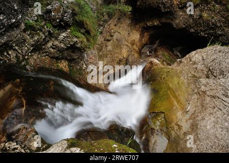 Der Fischbach mit Wasserfällen, Gebirgsbach bei Heutal in Unken, Langzeitbelichtung, Salzburger Land, Österreich Stockfoto