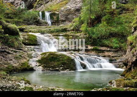 Der Fischbach mit Wasserfällen, Gebirgsbach bei Heutal in Unken, Langzeitbelichtung, Salzburger Land, Österreich Stockfoto