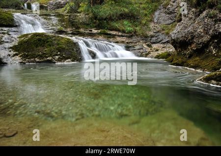 Der Fischbach mit Wasserfällen, Gebirgsbach bei Heutal in Unken, Langzeitbelichtung, Salzburger Land, Österreich Stockfoto