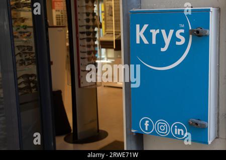 Bordeaux, Frankreich - 09 12 2023 : krys Optic Logo Marke blau mit Textschild auf Ladenfassade Optikshop Sanitär Brillen Brillengläser Stockfoto