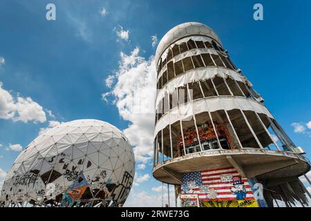 Graffiti auf dem ehemaligen US-Abhörgerät auf dem Teufelsberg in Grunewald, Berlin, Deutschland Stockfoto