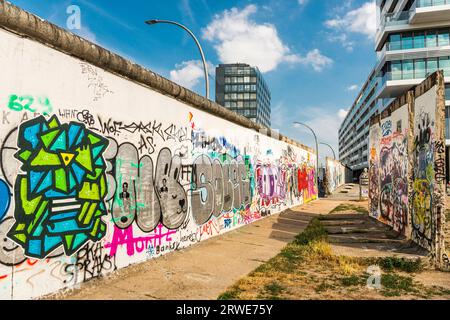 East Side Gallery mit Überresten der Berliner Mauer in Berlin Stockfoto
