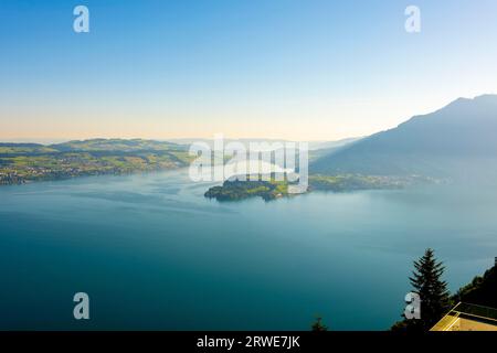 Blick aus der Vogelperspektive auf den Vierwaldstättersee und den Berg in Burgenstock, Nidwalden, Schweiz Stockfoto