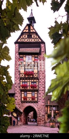 Tour Haute im historischen Riquewihr im Elsass Frankreich Stockfoto