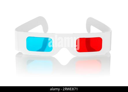 Günstige 3D-Einwegbrille aus Karton mit roten und zyanblauen Linsen, isoliert auf weiß Stockfoto