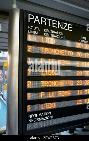 Informationstafel mit Vaporetto-Wasserbus, Abfahrt in Venedig, Italien Stockfoto