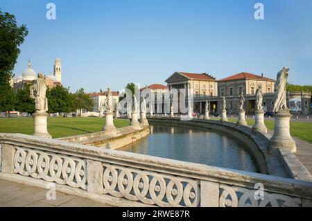 Padua ist eines der bekanntesten Symbole der italienischen Stadt Padua und ist der Prato della Valle. In der Mitte befindet sich ein breiter Garten, der von einem Graben umgeben ist Stockfoto