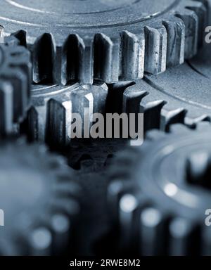 Blau getöntes monochromes Bild von alten Zahnrädern. Sehr kurze Schärfentiefe Stockfoto