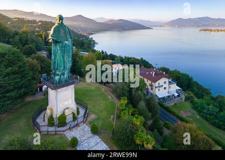 Luftaufnahme der Statue von San Carlo Borromeo während eines Sonnenuntergangs im Sommer. Arona, Lago Maggiore, Piemont, Italien, Europa. Stockfoto