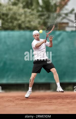 Tennisspieler trifft Topspin vor dem Spiel Stockfoto