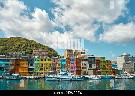 Keelung City, Taiwan - 13. August 2023 : Farbenfroher Fischerhafen Zhengbin Stockfoto