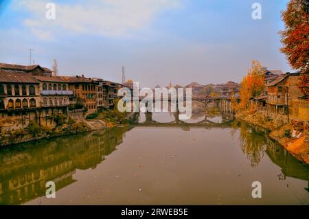 Malerische Aussicht auf Brücke über Jhelum Fluß in Stadt von Srinagar in Indien, Sommerhauptstadt von Jammu und Kaschmir Stockfoto
