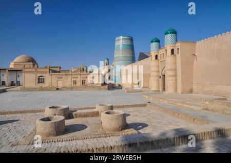 Tor und Mauern der alten Stadt Chiwa, Usbekistan Stockfoto