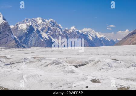 Malerische Landschaft am Engilchek Gletscher im Tian Shan-Gebirge in Kirgisistan Stockfoto