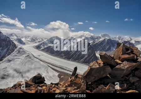 Malerischer Blick auf herrliche Fedchenko Gletscher im Pamir-Gebirge in Tadschikistan Stockfoto