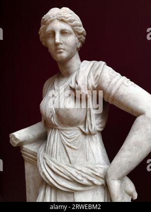 Artemis Statue, griechische Göttin, Göttin der Natur, Geburt, Tierwelt, Jagd, plötzlicher Tod, Tiere, Jungfräulichkeit, junge Frauen, und Bogenschießen Stockfoto