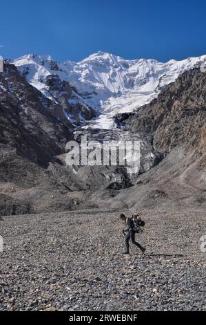 Wanderer zu Fuß über malerische Engilchek Gletscher mit malerischen Tian Shan-Gebirge in Kirgisistan Stockfoto