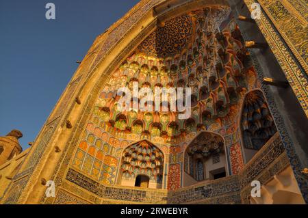 Seitenansicht der Holzschnitzereien in Abdulaziz Khan Madrassah (Holz schnitzen Kunstmuseum), Usbekistan Stockfoto