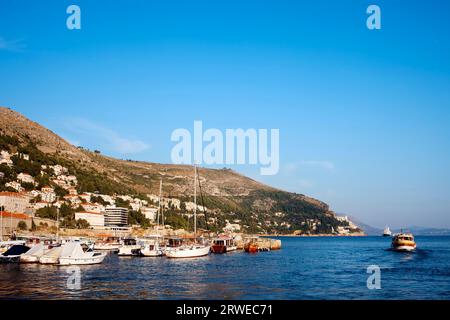 Dubrovnik-Küste, Eingang in die Marina an der Adria in Kroatien, Sonnenuntergang Stockfoto