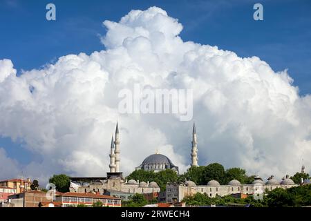 Riesige Cumulonimbus-Wolke über der Suleymaniye-Moschee, einem historischen Wahrzeichen der osmanischen Kaisermoschee in Istanbul, Türkei Stockfoto