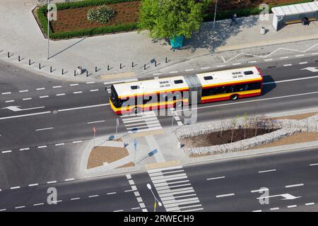 Öffentliche Verkehrsmittel Bus auf einer leeren Straße in Warschau, Polen Stockfoto