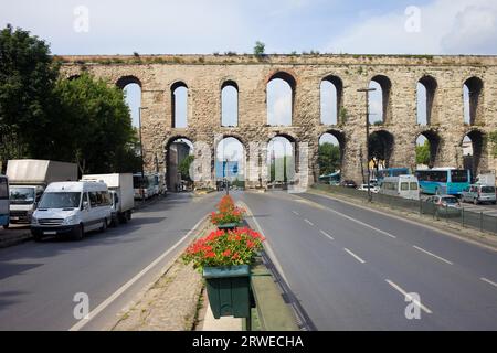 Das Valens-Aquädukt (Türkisch: Bozdogan Kemeri) römischer Architektur in Istanbul, Türkei Stockfoto