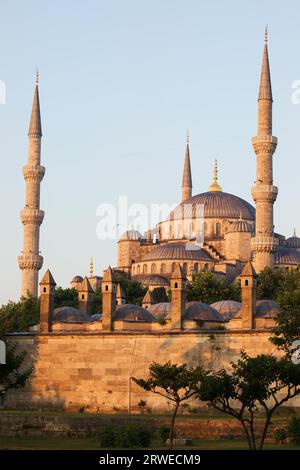 Blaue Moschee (Sultan Ahmet Camii) bei Sonnenaufgang im Stadtteil Sultanahmet, Istanbul, Türkei Stockfoto