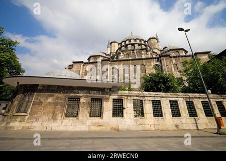 Die neue Moschee (Yeni Valide Camii), eine osmanische kaiserliche Moschee mit Außenarchitektur in Istanbul, Türkei, im Stadtteil Eminonu Stockfoto