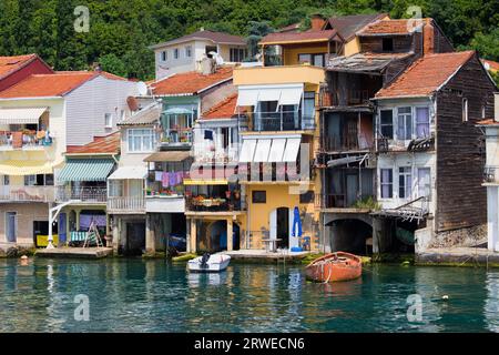 Malerische Wohnhäuser in ruhiger Landschaft am Ufer des Dorfes Anadolu Kavagi in der Türkei am Ende der Bosporusstraße Stockfoto