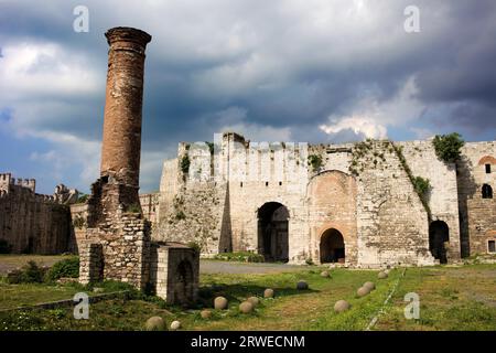 Byzantinische Architektur Yedikule Schloß (Burg der sieben Türme) und Ruinen der Moschee in Istanbul, Türkei Stockfoto