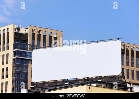 Großes leeres Plakat auf einem Dach des Gebäudes in der Innenstadt Stockfoto