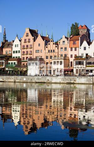 Old Town Häuser am Wasser-Architektur mit Überlegungen zur Mottlau Flusswasser in die Stadt Gdansk (Danzig), Polen Stockfoto