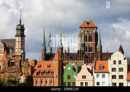 Alte Stadtarchitektur mit Kirche der seligen Jungfrau Maria (Polnisch: Bazylika Mariacka) im Hintergrund in Danzig, Polen Stockfoto