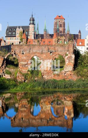 Stadt von Gdansk (Danzig) in Polen, auf den ersten Plan-Ruinen aus dem zweiten Weltkrieg mit Reflexion über Wasser Stockfoto