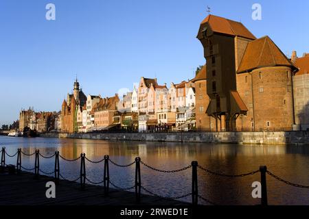 Altstadt am Wasser entlang dem Fluss Mottlau in Danzig, Polen, auf der rechten Seite des Bildes der Kran (Polnisch: Zuraw) Stockfoto