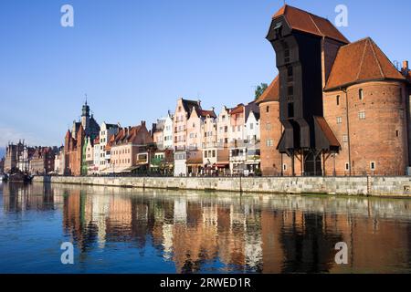 Uferpromenade von der Altstadt entlang des Flusses Mottlau in Danzig, Polen, auf der rechten Seite des Bildes der Kran (Polnisch: Zuraw) Stockfoto