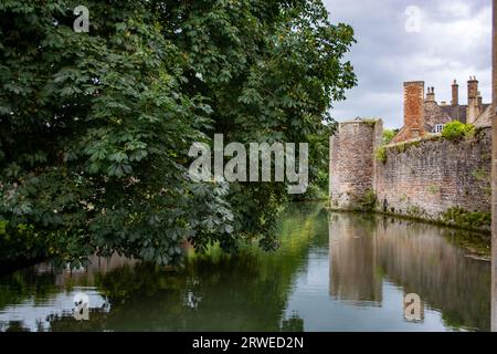 WELLS, SOMERSET, GROSSBRITANNIEN - August 2023: The Bishop's Palace, Wells, Somerset, England von außen gesehen Stockfoto