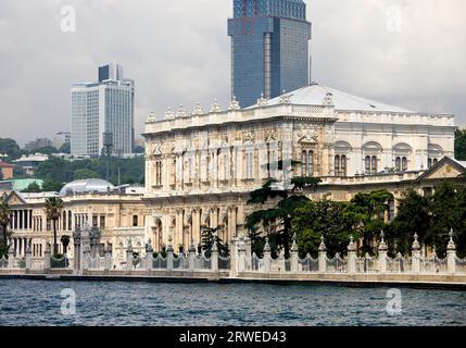 Dolmabahce Palace, Blick von der Bosporusstraße in Istanbul, Türkei, erbaut im Barock-, Rokoko- und neoklassizistischen Stil Stockfoto