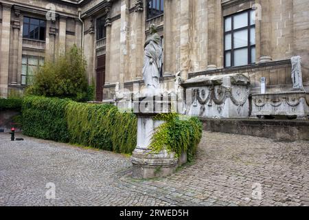 Statue und Sarkophagen vor dem Archäologie-Museum in Istanbul (Fotografie erlaubt) in Istanbul, Türkei Stockfoto