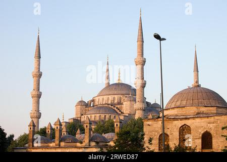 Kuppeln und Minarette der Blauen Moschee (Sultan Ahmet Camii) bei Sonnenaufgang Sultanahmet Bezirk, Istanbul, Türkei Stockfoto