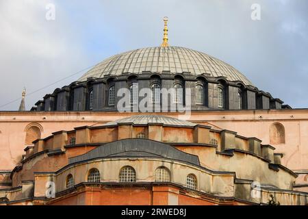 Architektonische Details im byzantinischen Stil der Hagia Sophia (die Kirche der Heiligen Weisheit) (Ayasofya auf Türkisch) in Istanbul, Türkei Stockfoto