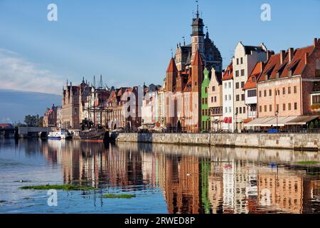 Altstadt von Danzig Skyline am Morgen am Fluss Motlawa in Polen Stockfoto