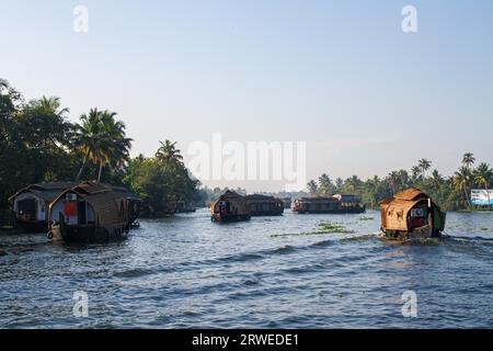 Allepey, Indien, 30. Januar 2011: Hausboote, die auf den Backwaters von Allepey schwimmen Stockfoto