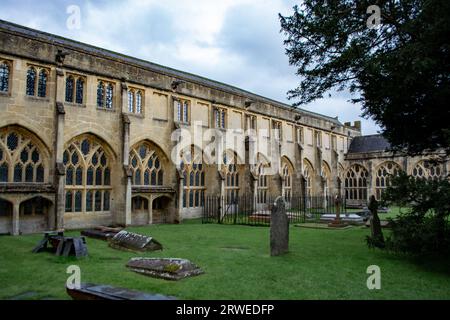 Wells Cathedral Somerset, England, von außen gesehen im August 2023, im Klostergarten Stockfoto