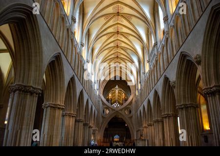 Wells.Somerset.Vereinigtes Königreich. 2023. Blick auf das Kirchenschiff und die Scherenbögen in der Wells-Kathedrale in Somerset Stockfoto